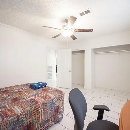 #15 Whole House 4 Bed 2 Bath Sleeps 14 Apartment